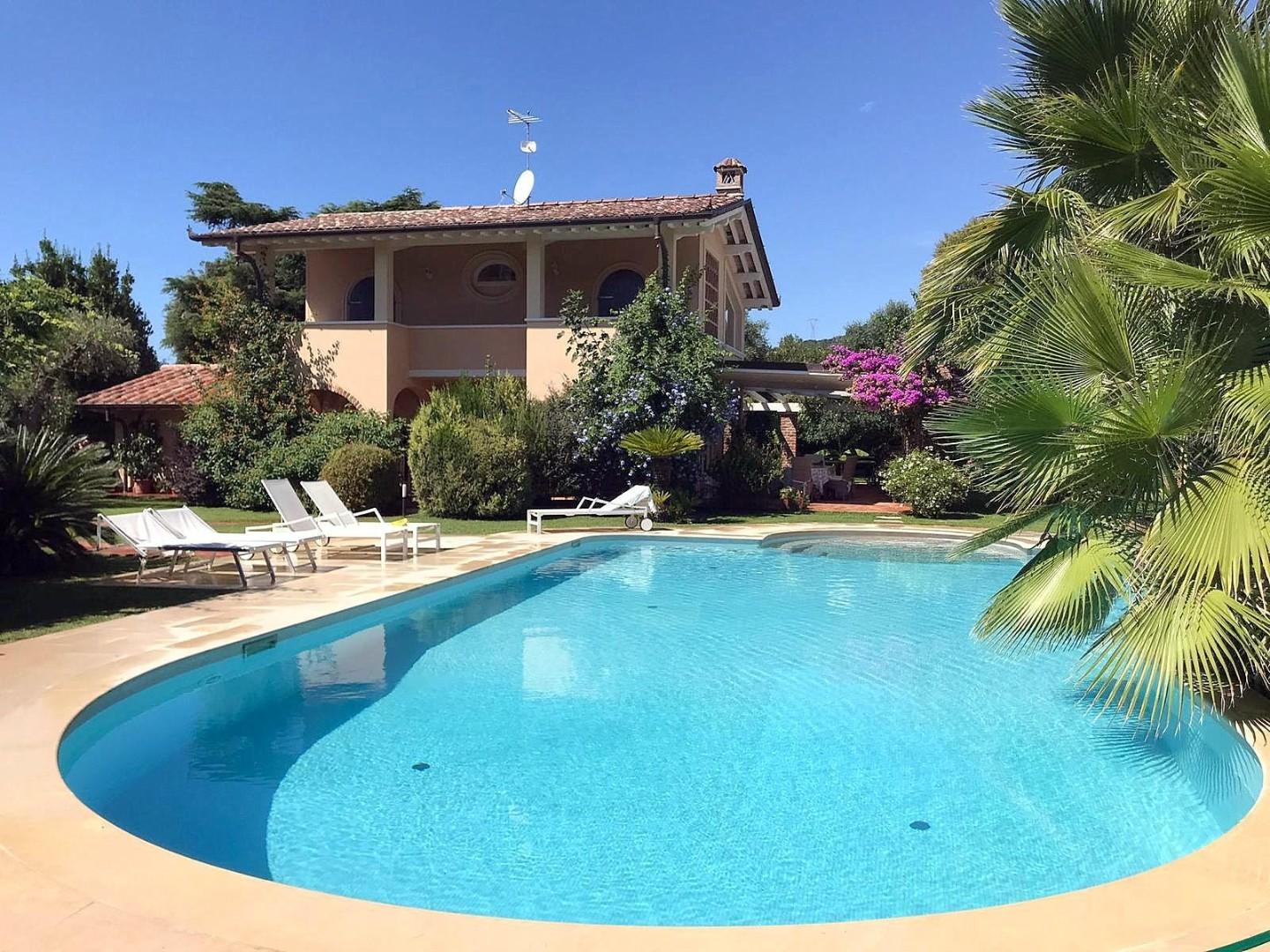 Villa arredata in affitto a Seravezza