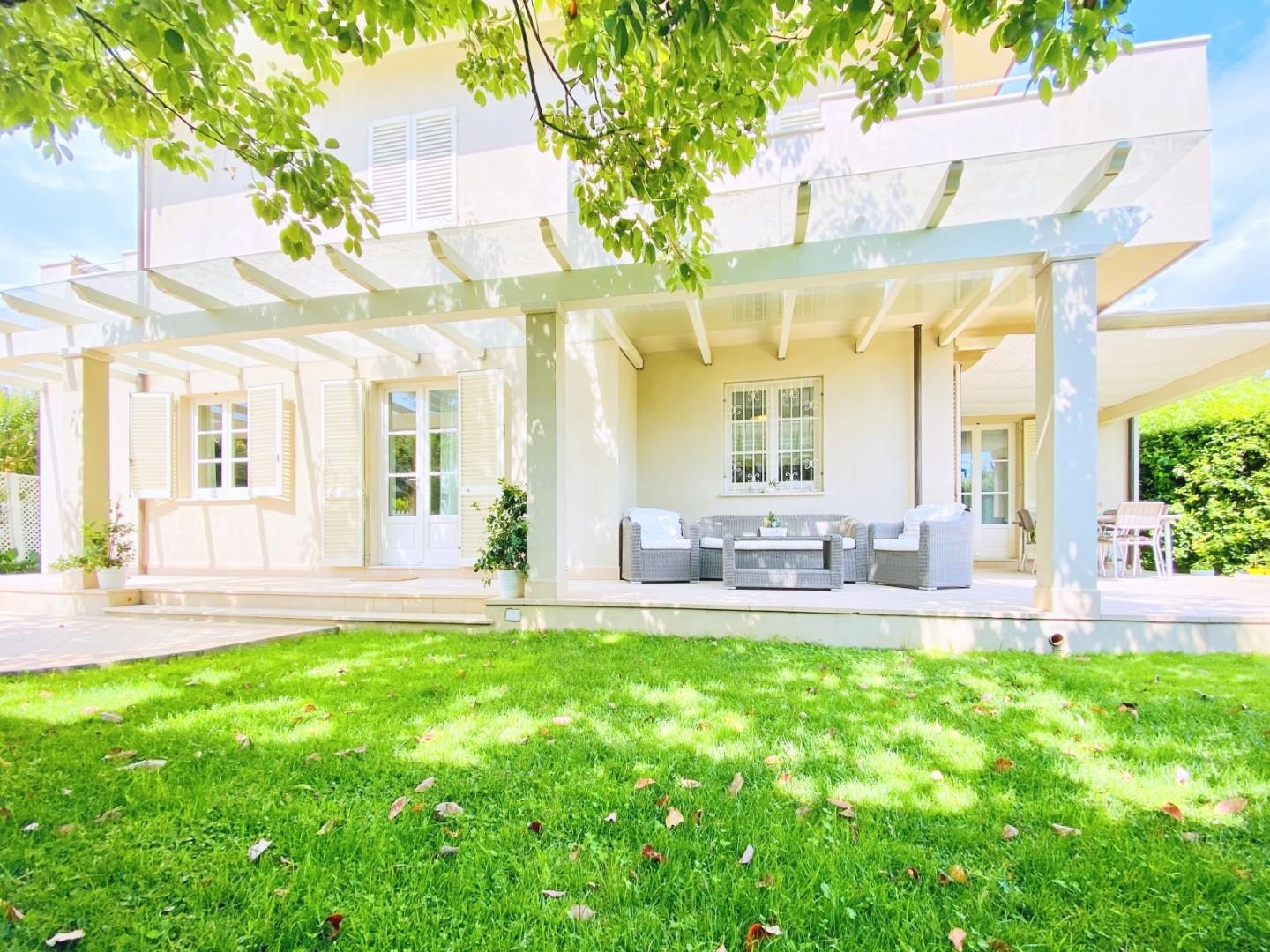 Villa arredata in affitto, Forte dei Marmi centro