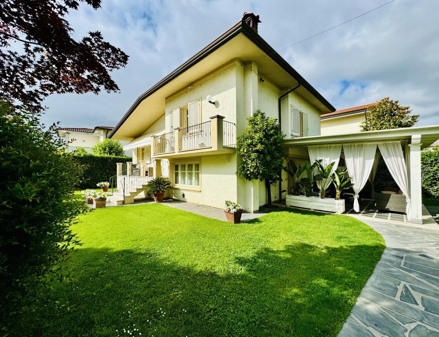 Villa arredata in affitto, Forte dei Marmi centro