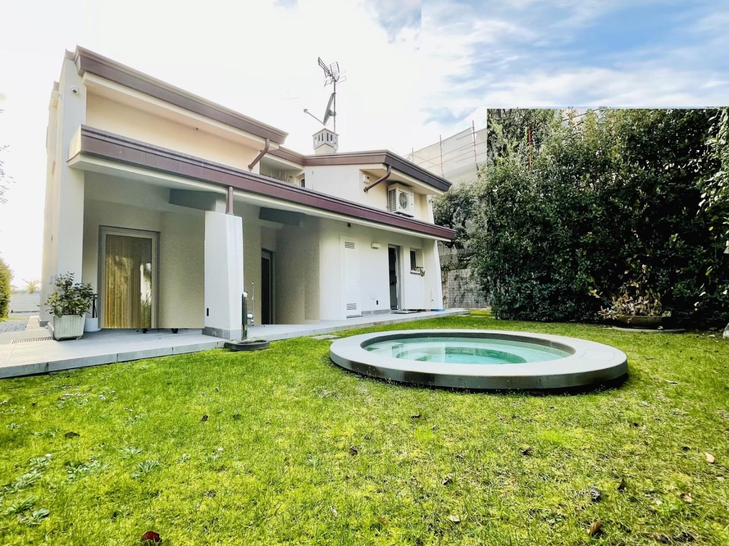 Villa arredata in affitto, Forte dei Marmi centro