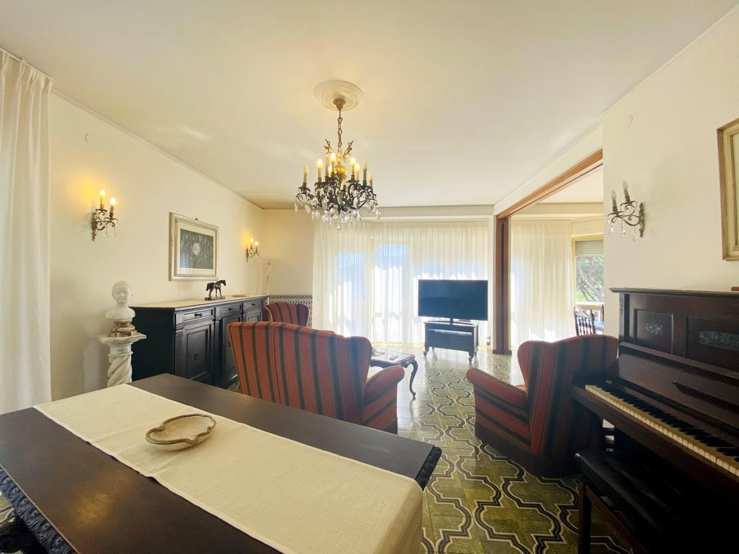 Appartamento con terrazzo, Forte dei Marmi centro