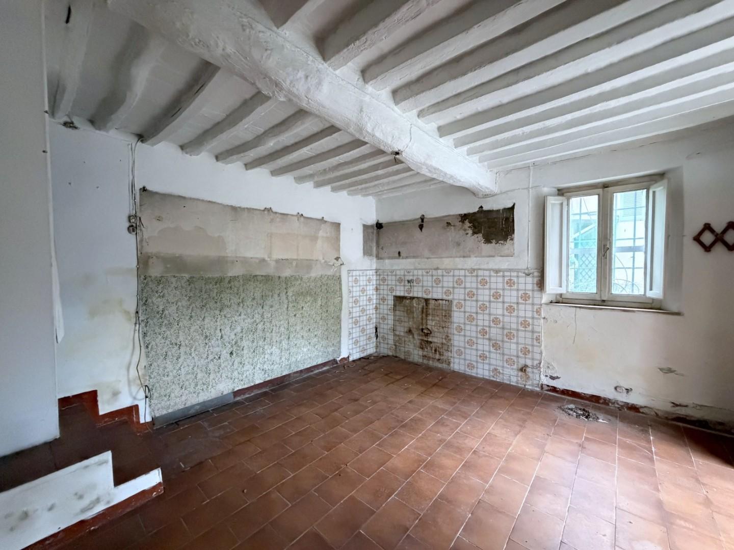 Casa indipendente da ristrutturare, Camaiore vado