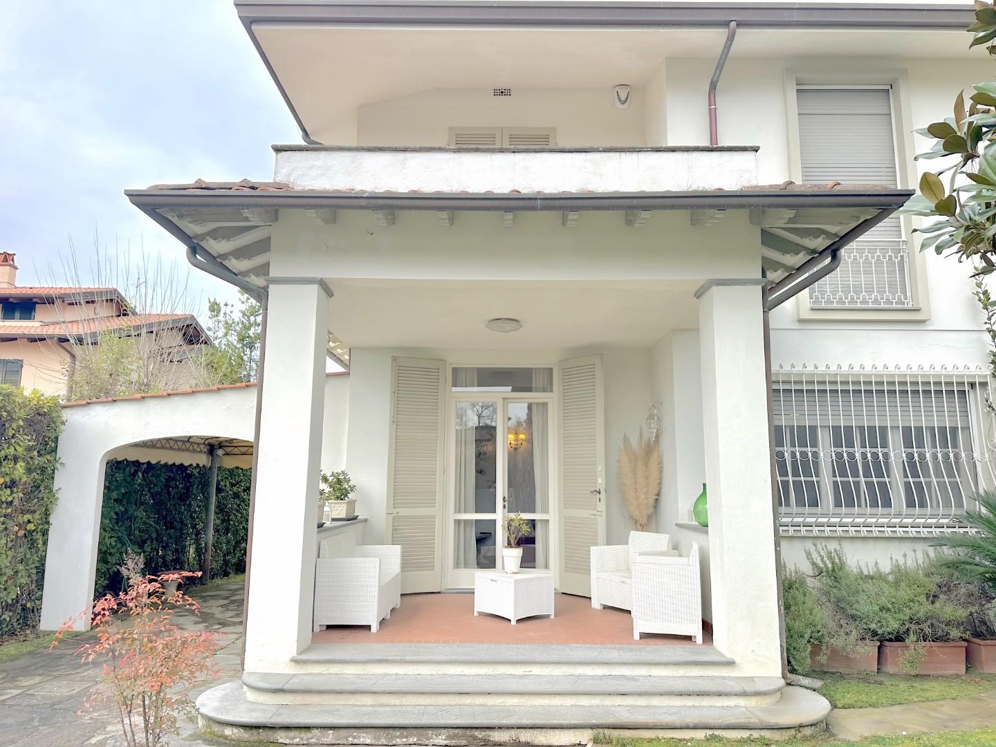 Villa Bifamiliare arredata in affitto a Forte dei Marmi