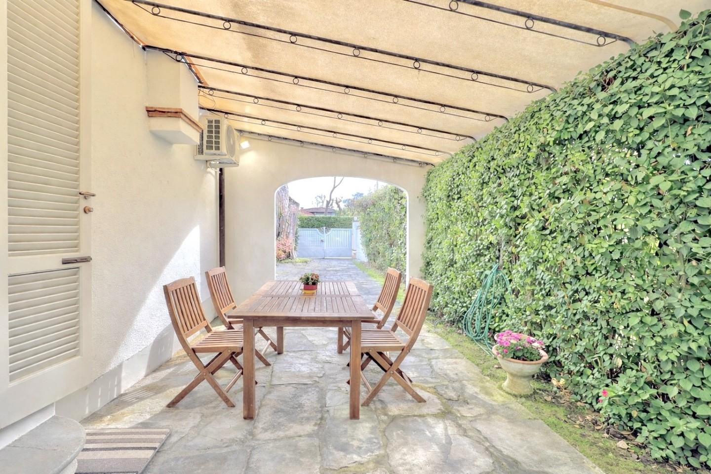 Villa Bifamiliare arredata in affitto a Forte dei Marmi