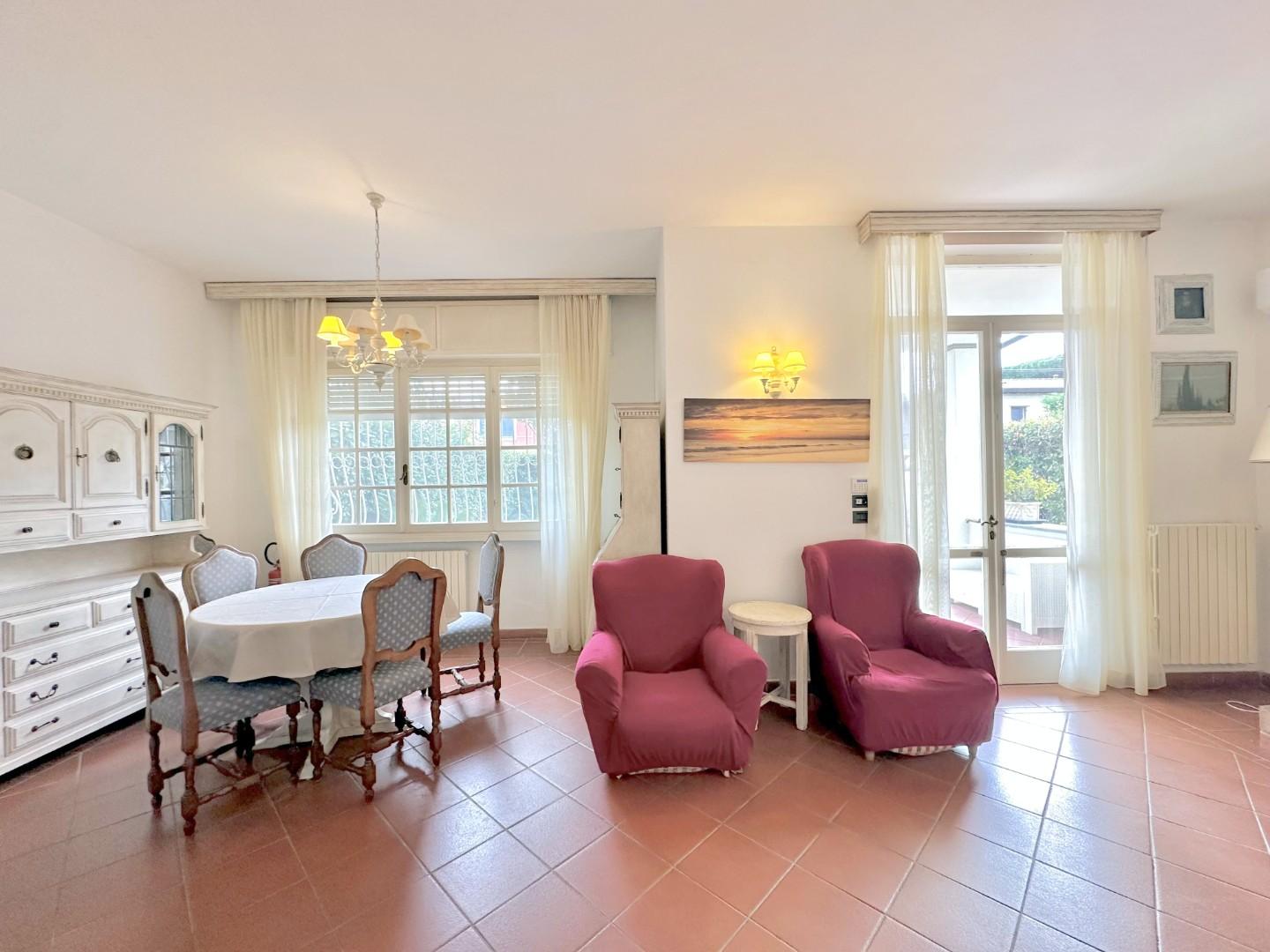 Villa Bifamiliare arredata in affitto a Forte dei Marmi