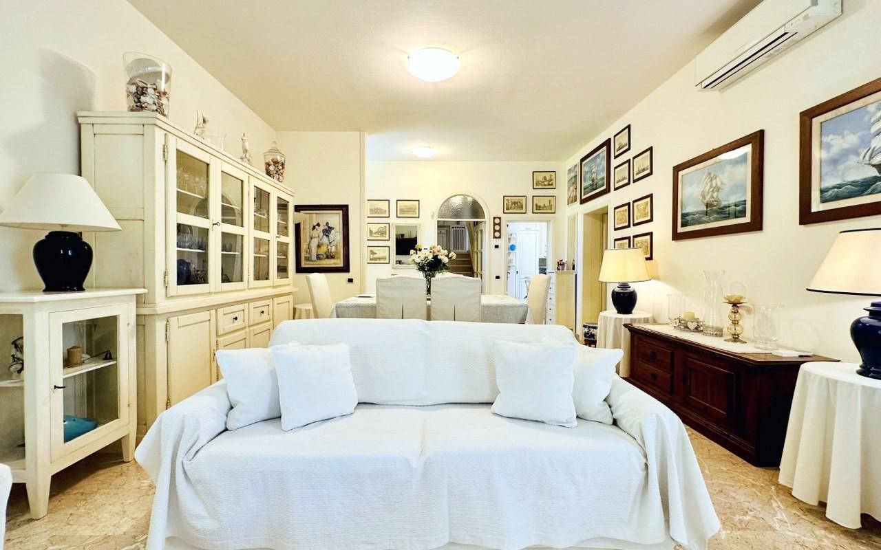 Villa Bifamiliare arredata in affitto, Forte dei Marmi centro