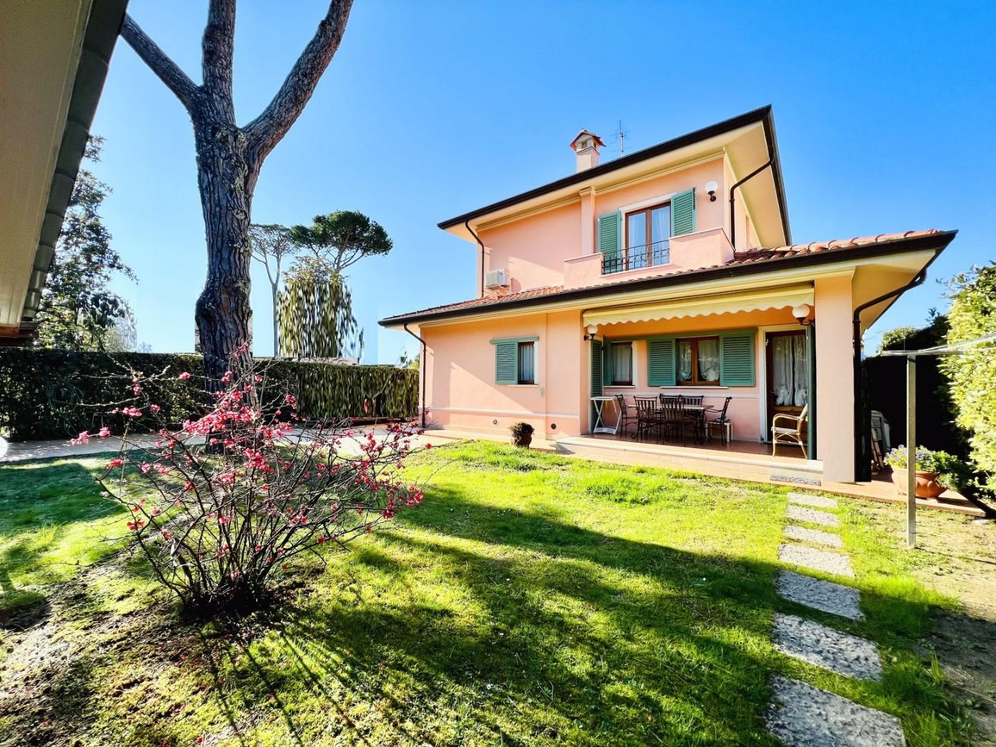 Villa arredata in affitto, Forte dei Marmi centro