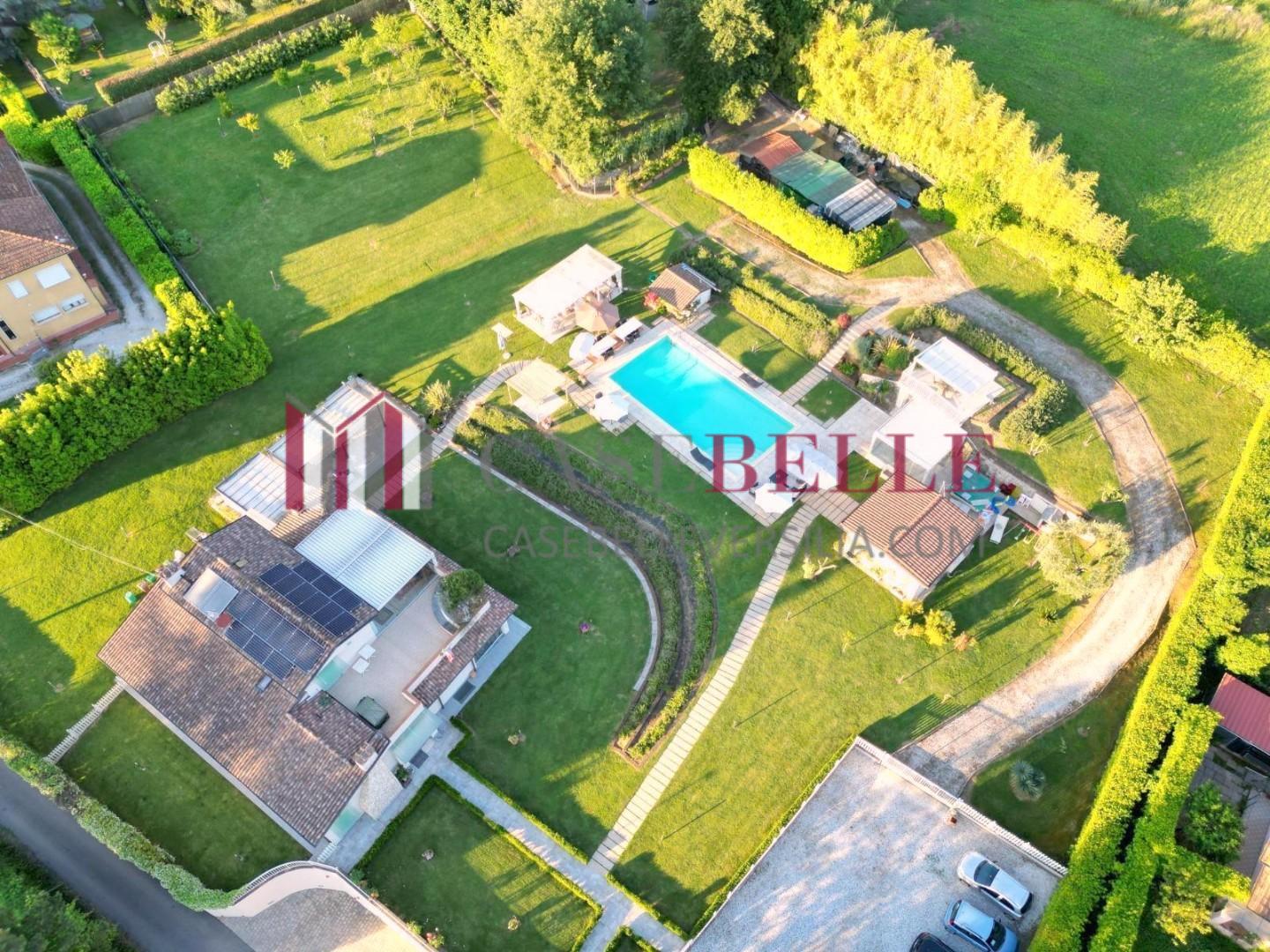 Villa con giardino, Camaiore pieve di
