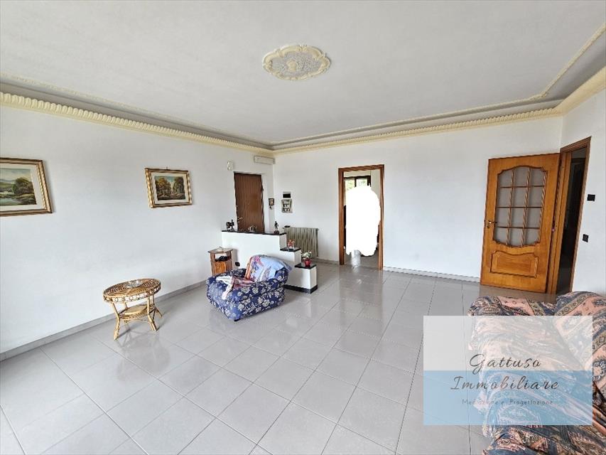 Appartamento con box, Bianco centro storico