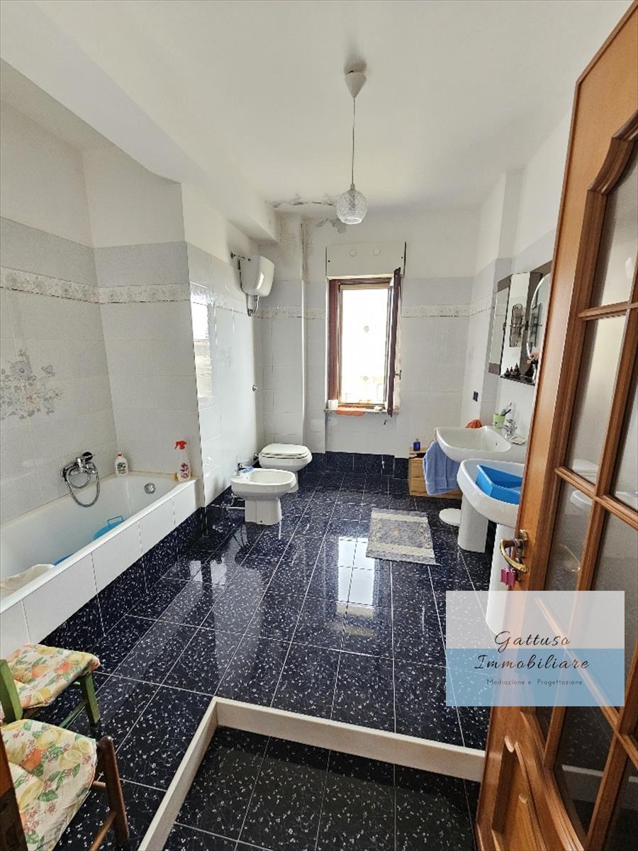 Appartamento con box, Bianco centro storico