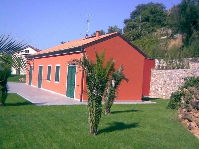 Villa con giardino a Spotorno