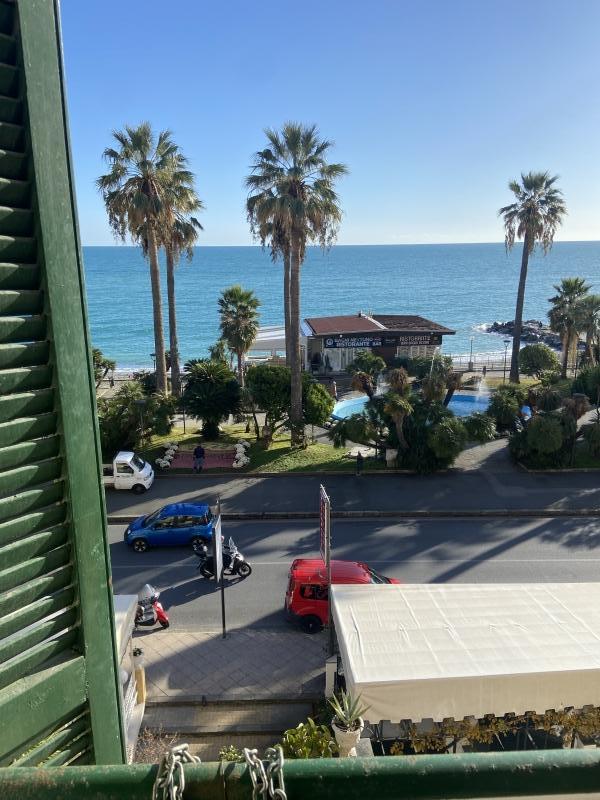 Quadrilocale con terrazzi a Varazze