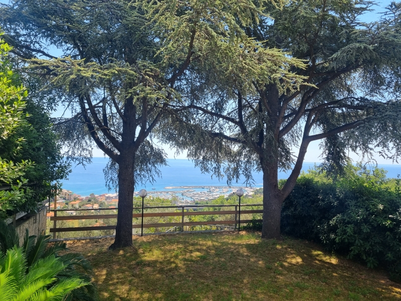 Appartamento con giardino a Varazze