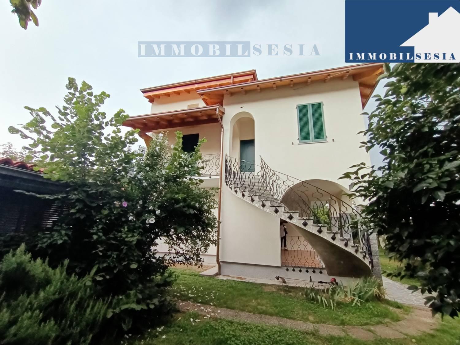 Casa indipendente con giardino a Serravalle Sesia
