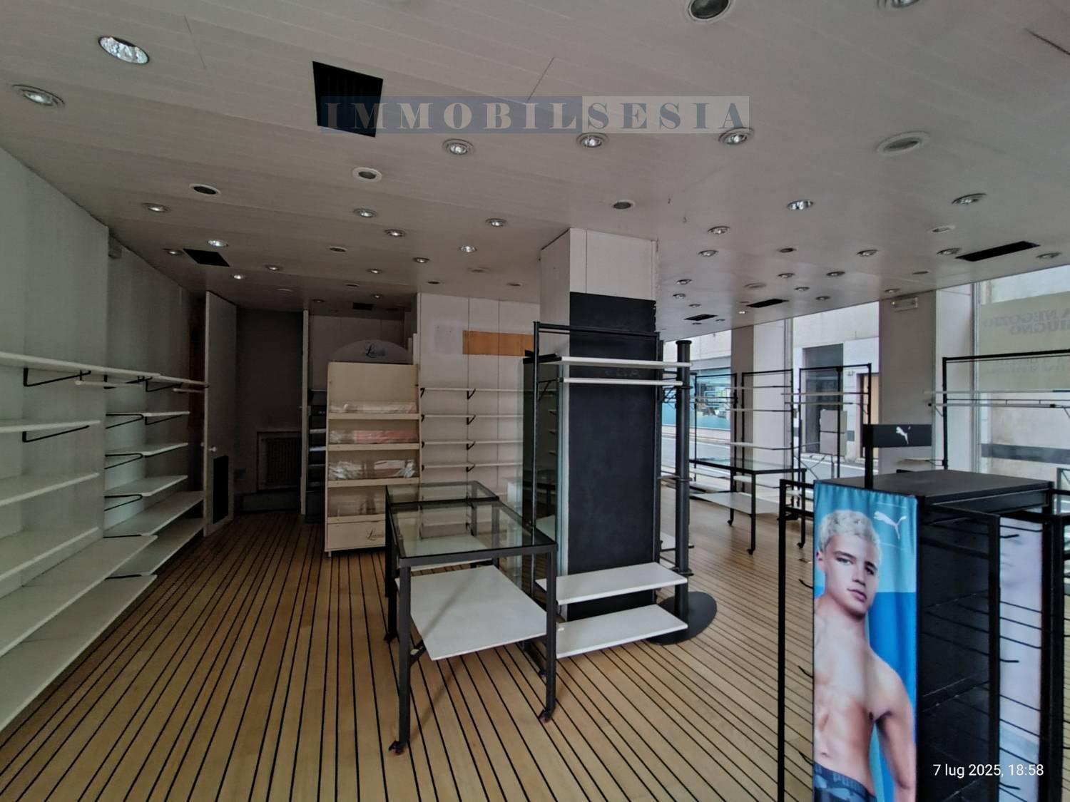 Locale commerciale ristrutturata a Borgosesia