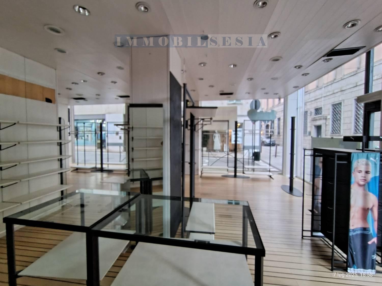 Locale commerciale ristrutturata a Borgosesia