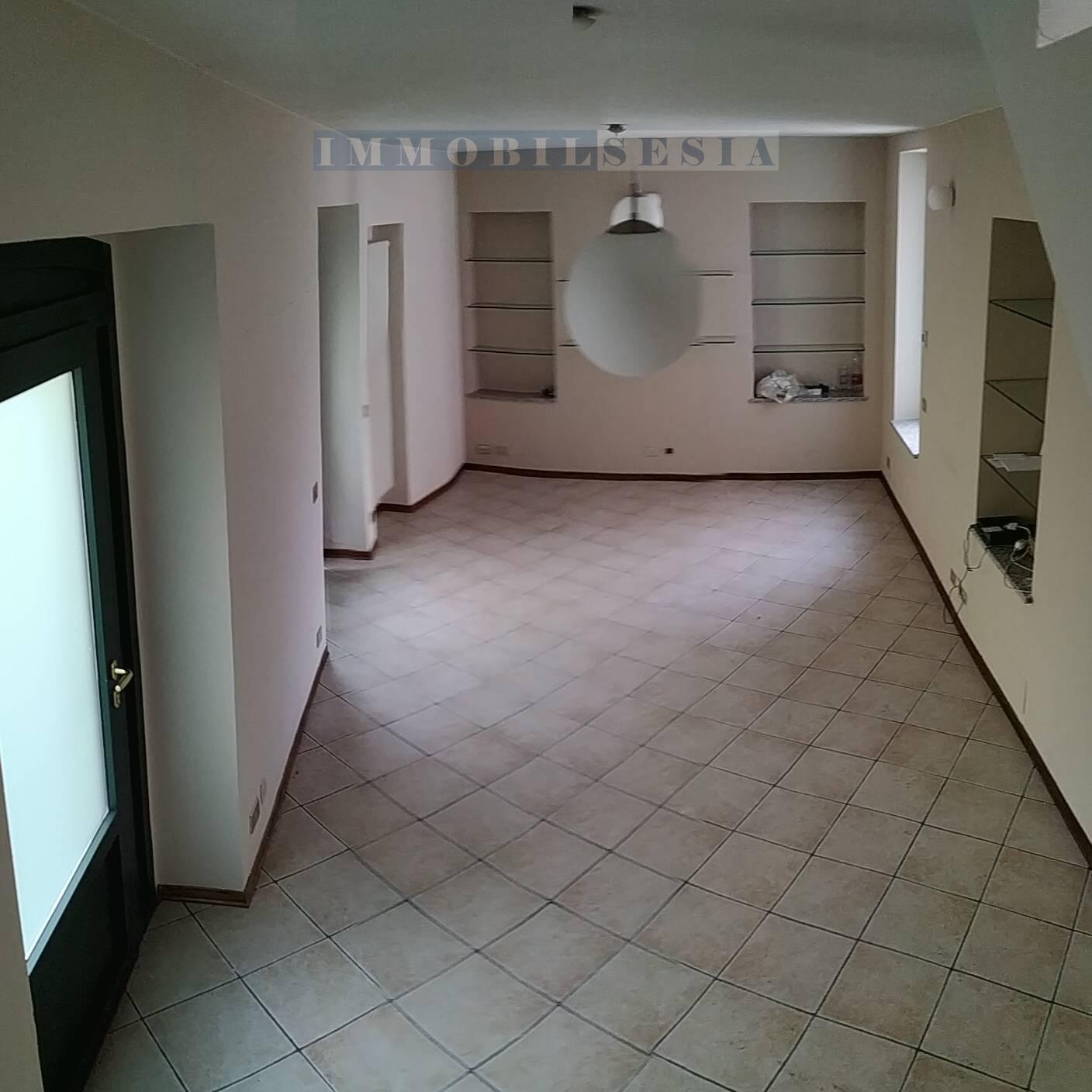 Locale commerciale ristrutturata a Borgosesia