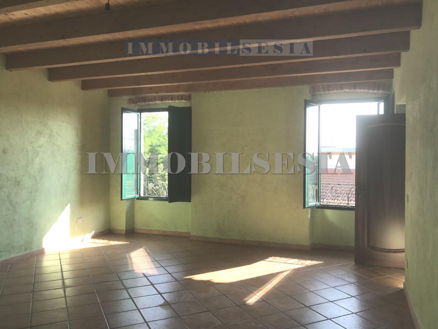 Casa indipendente con box doppio a Roasio