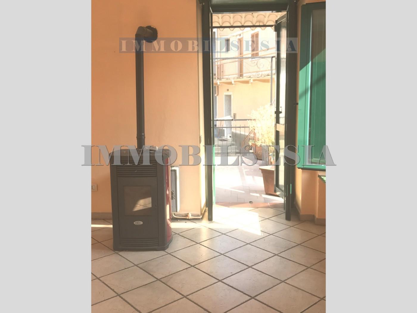 Casa indipendente con box doppio a Roasio