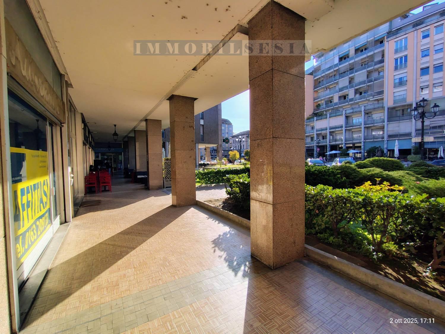 Negozio in affitto a Borgosesia