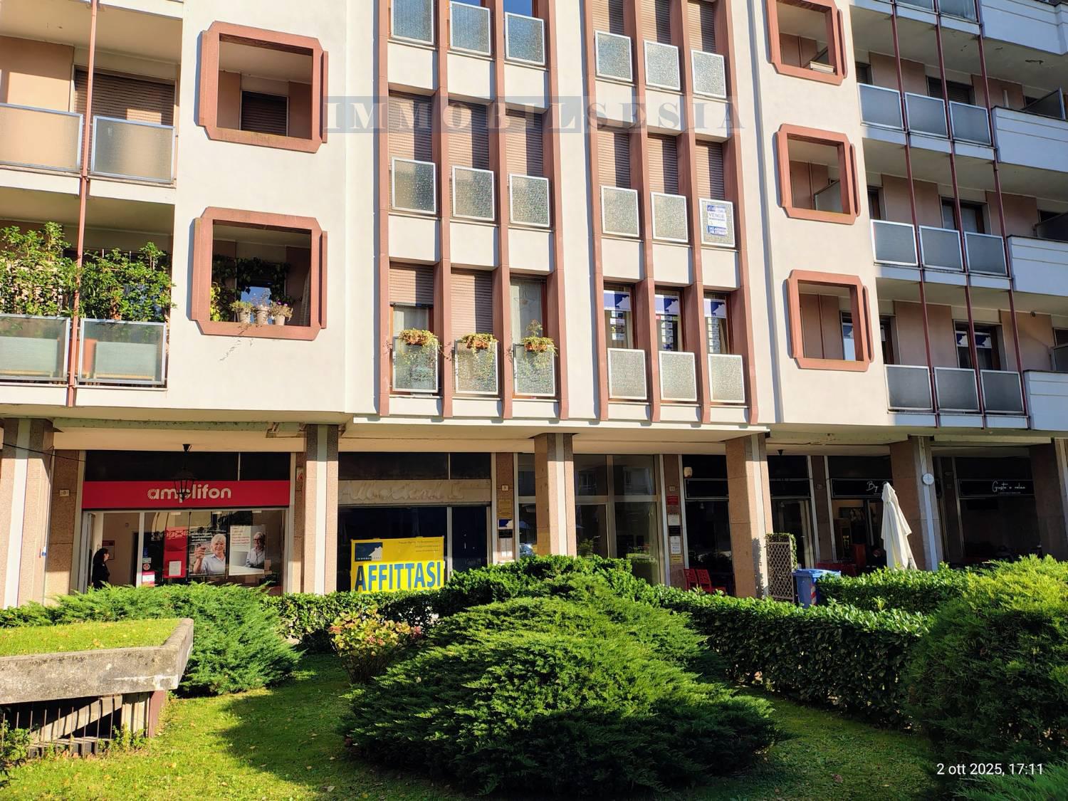 Negozio in affitto a Borgosesia