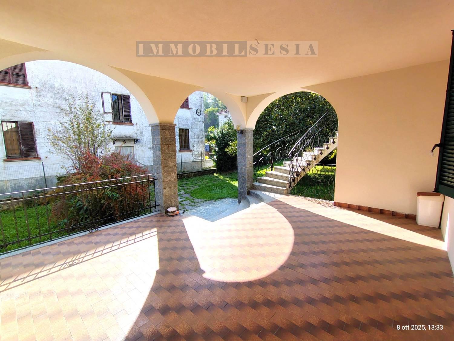 Casa indipendente con giardino a Serravalle Sesia