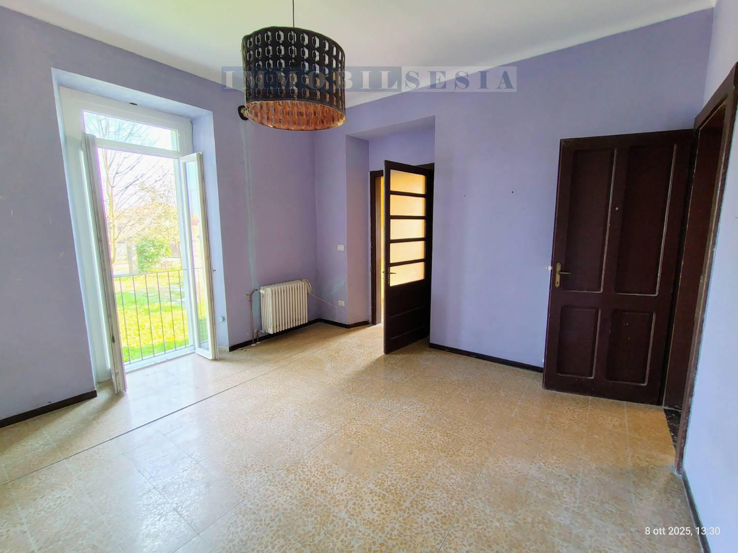 Casa indipendente con giardino a Serravalle Sesia