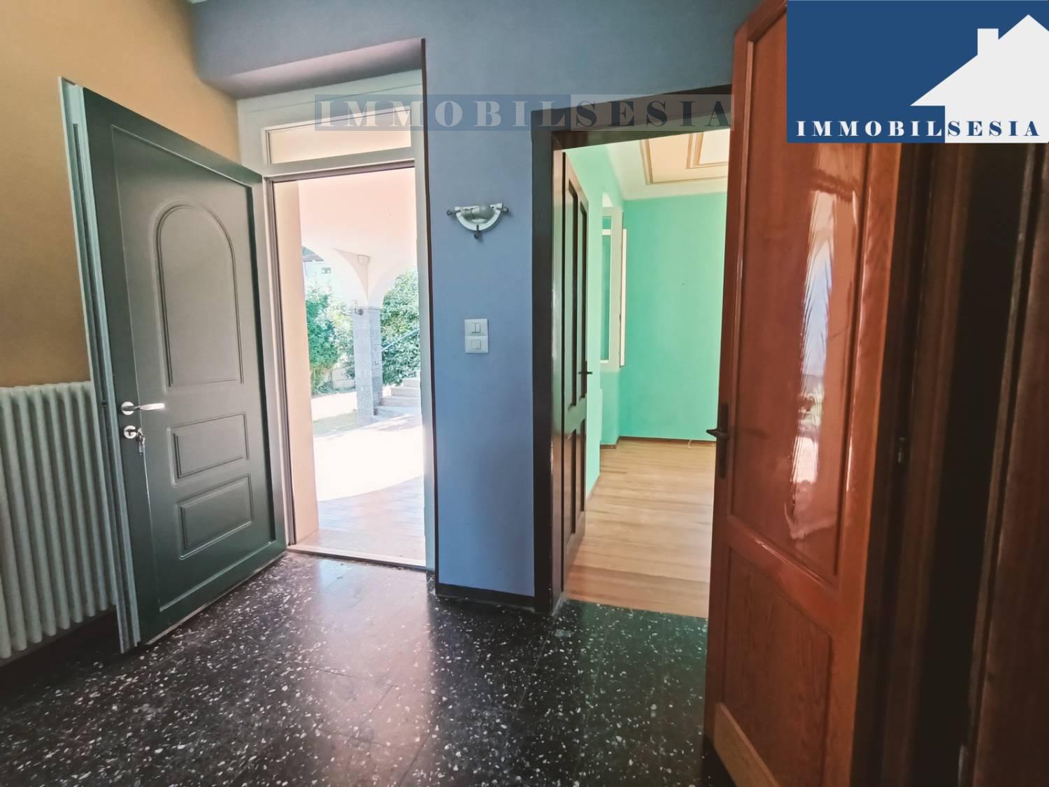 Casa indipendente con giardino a Serravalle Sesia