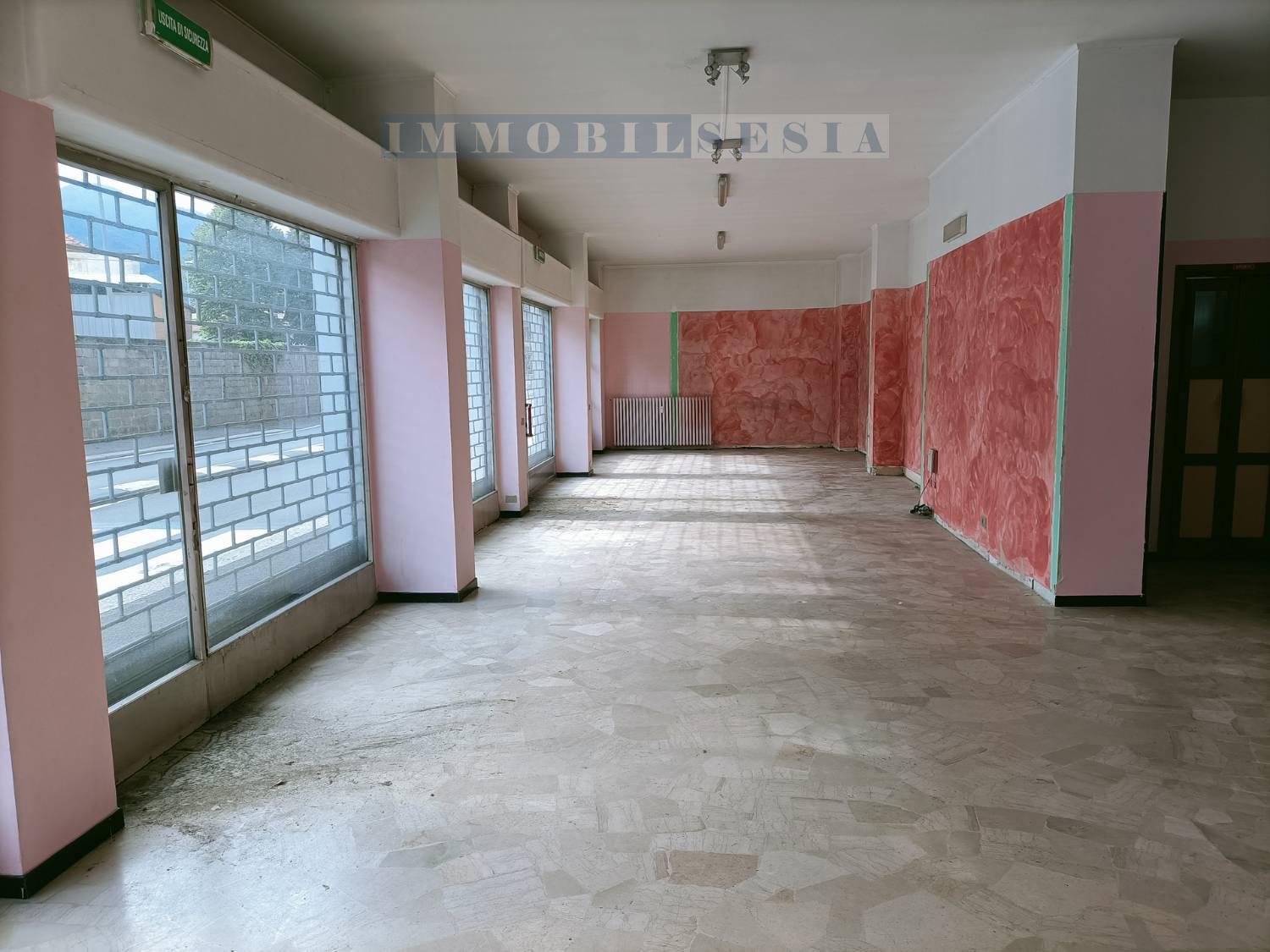 Locale commerciale in affitto a Borgosesia