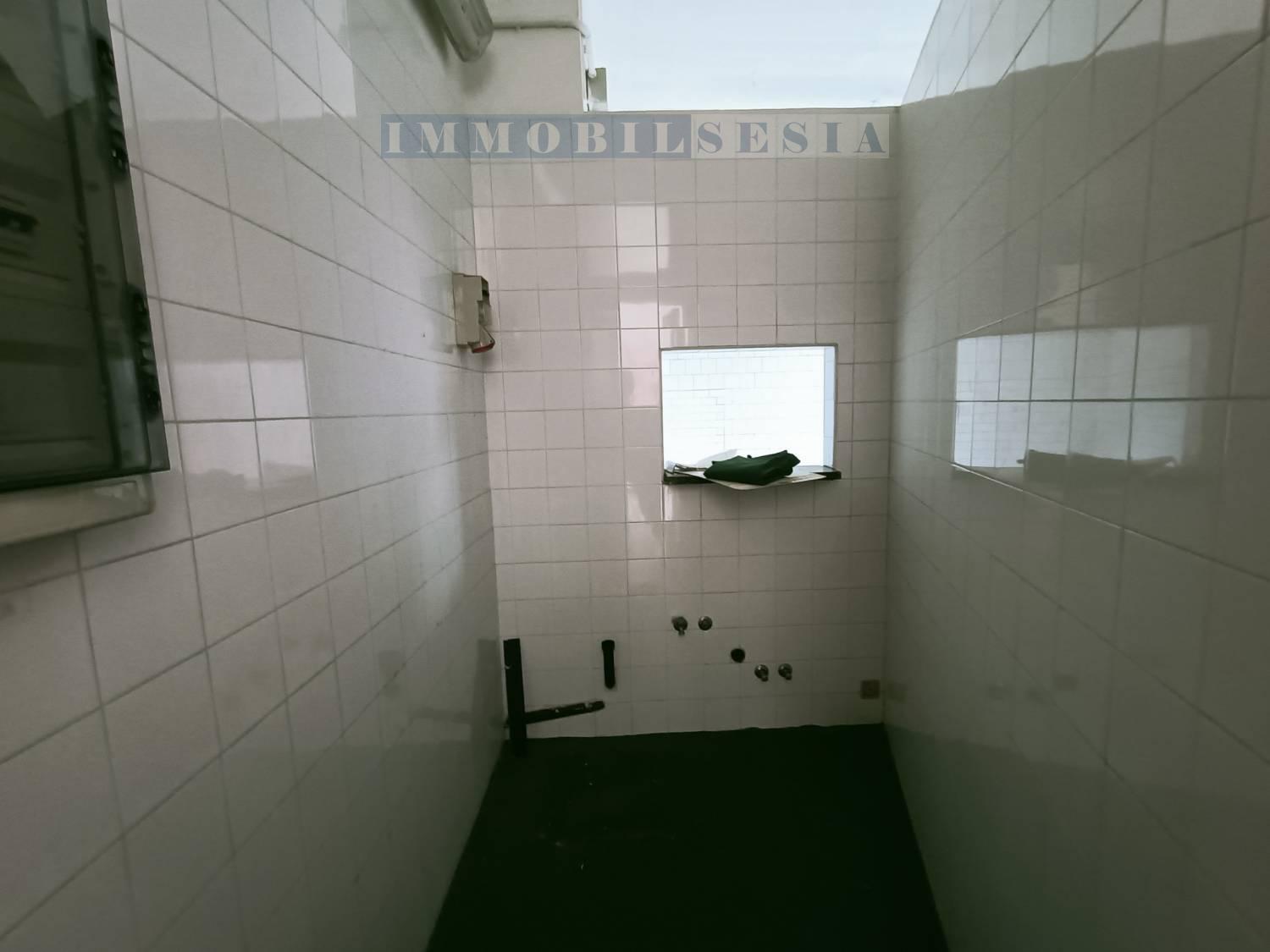 Locale commerciale in affitto a Borgosesia