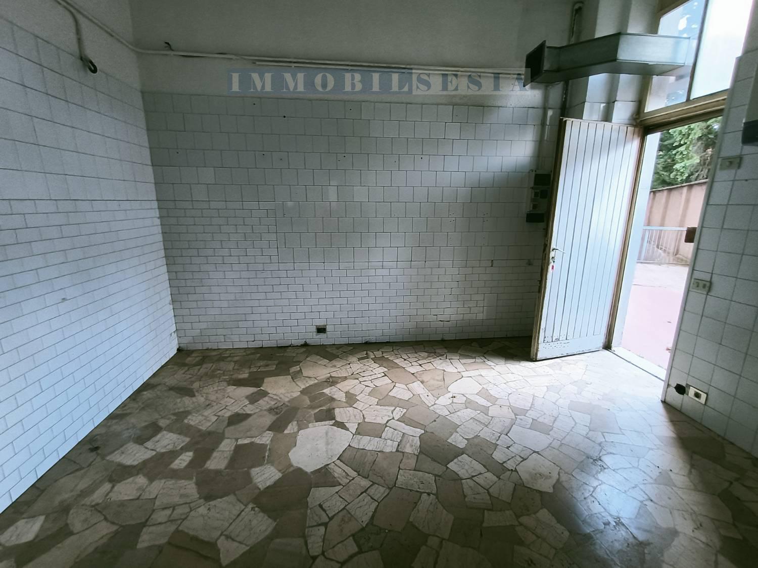 Locale commerciale in affitto a Borgosesia