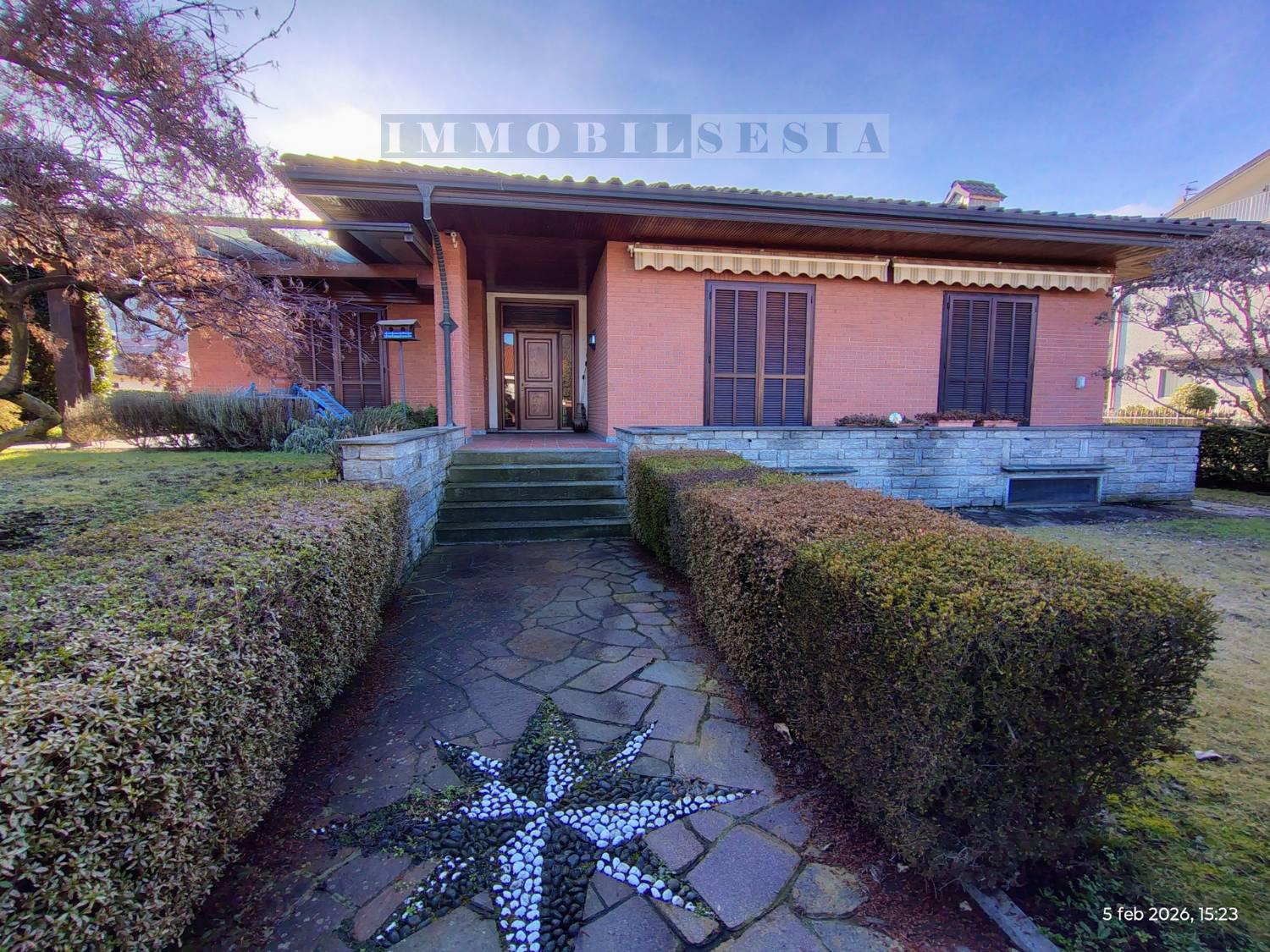 Villa con giardino a Serravalle Sesia