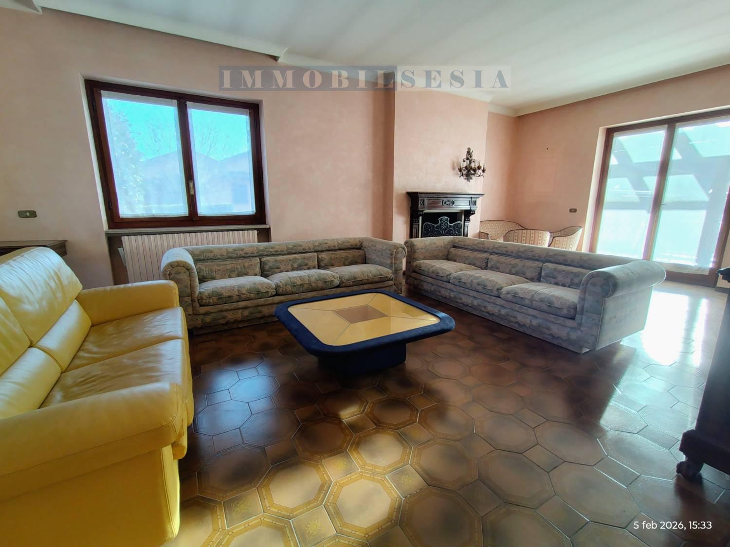 Villa con giardino a Serravalle Sesia