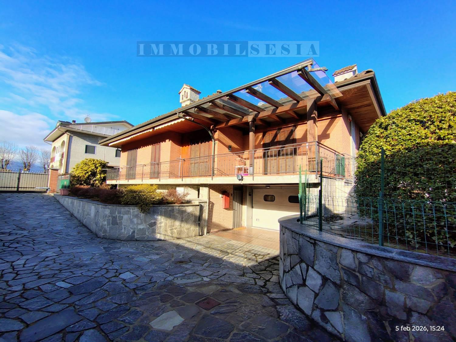 Villa con giardino a Serravalle Sesia