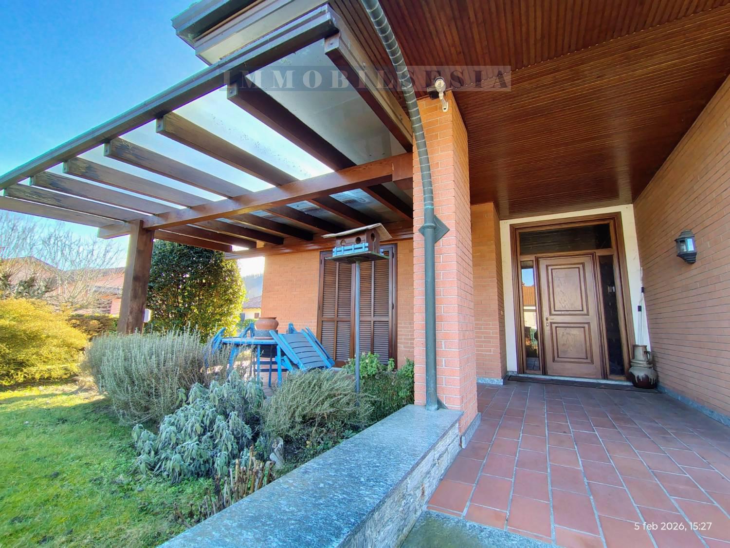 Villa con giardino a Serravalle Sesia