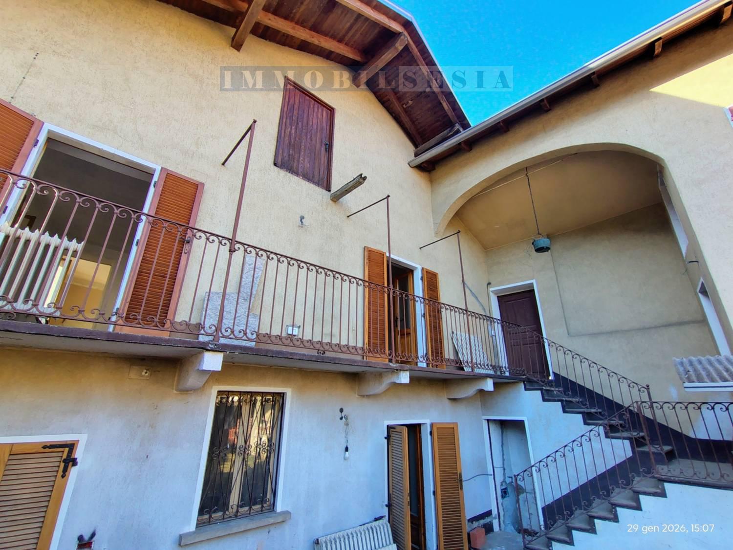 Casa indipendente con giardino a Borgosesia