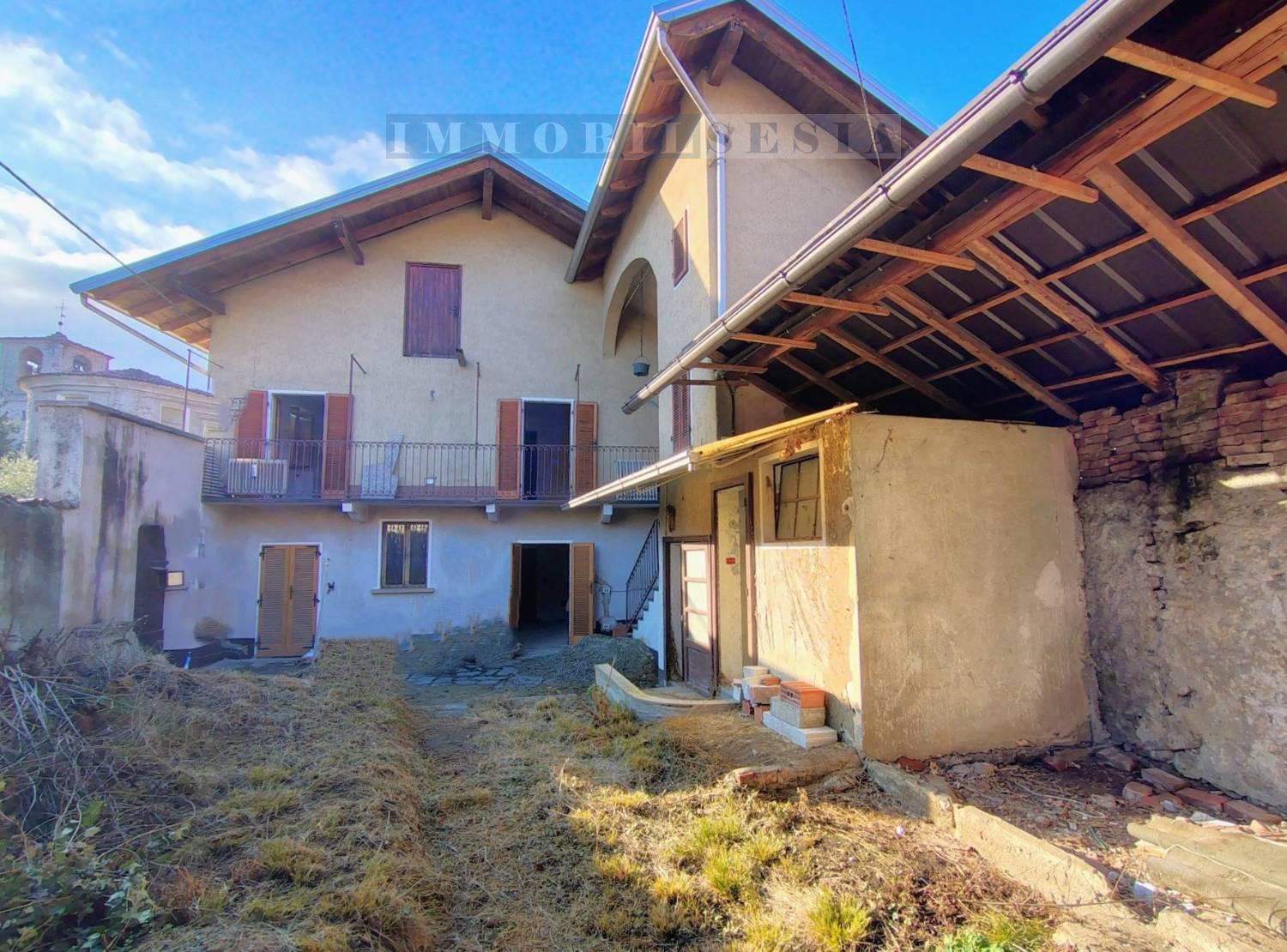 Casa indipendente con giardino a Borgosesia