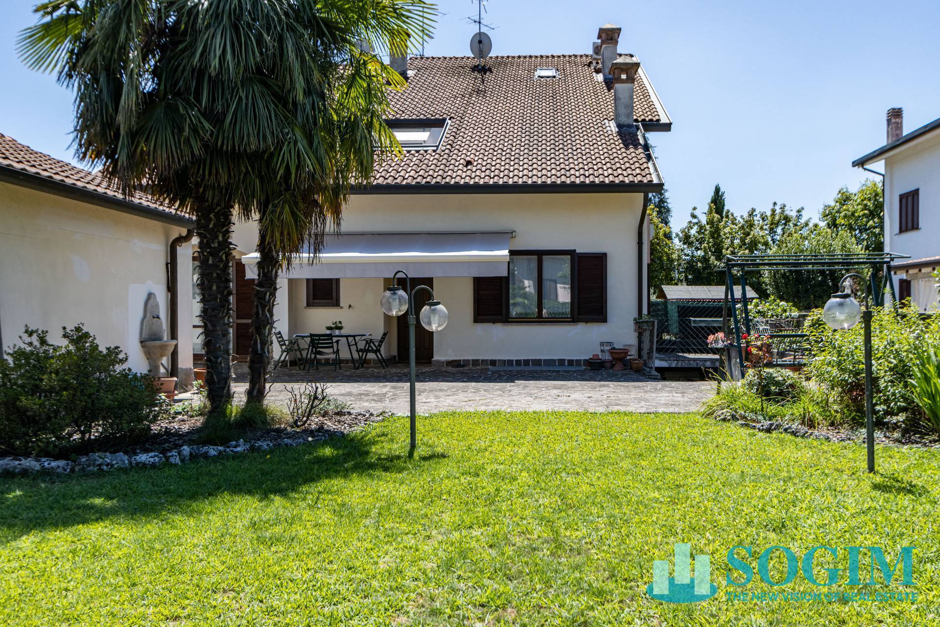 Villa bifamiliare in vendita a Biassono