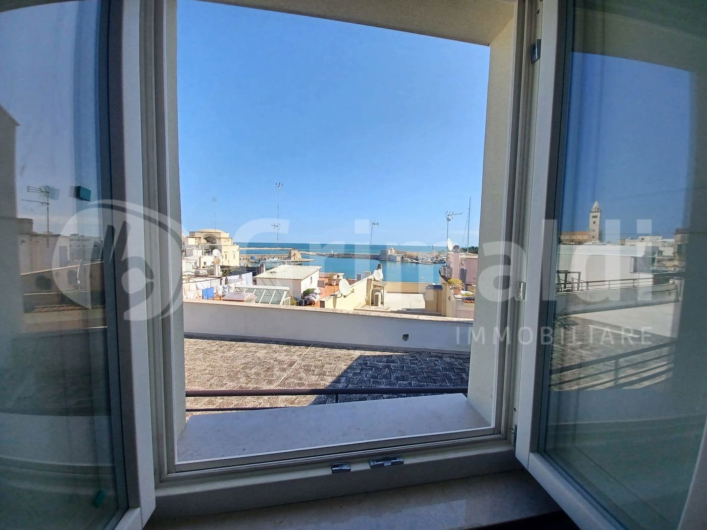 Attico arredato in affitto a Trani