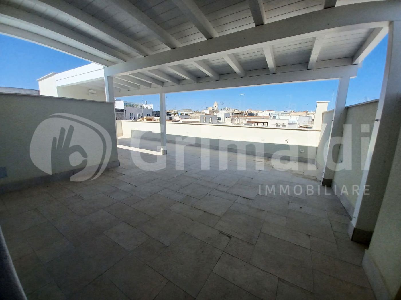 Attico arredato in affitto a Trani