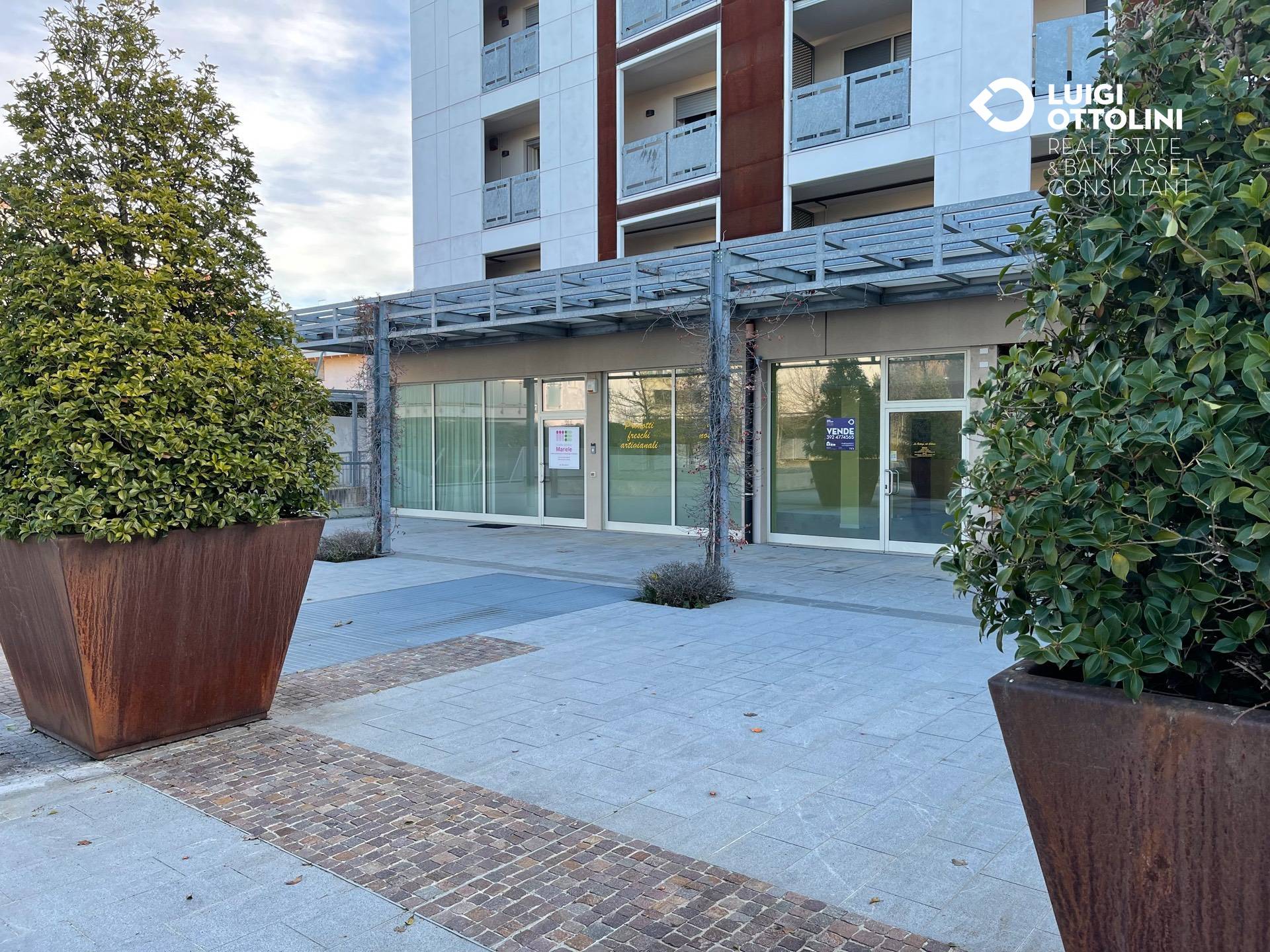 Locale commerciale in vendita a Bergamo, Longuelo