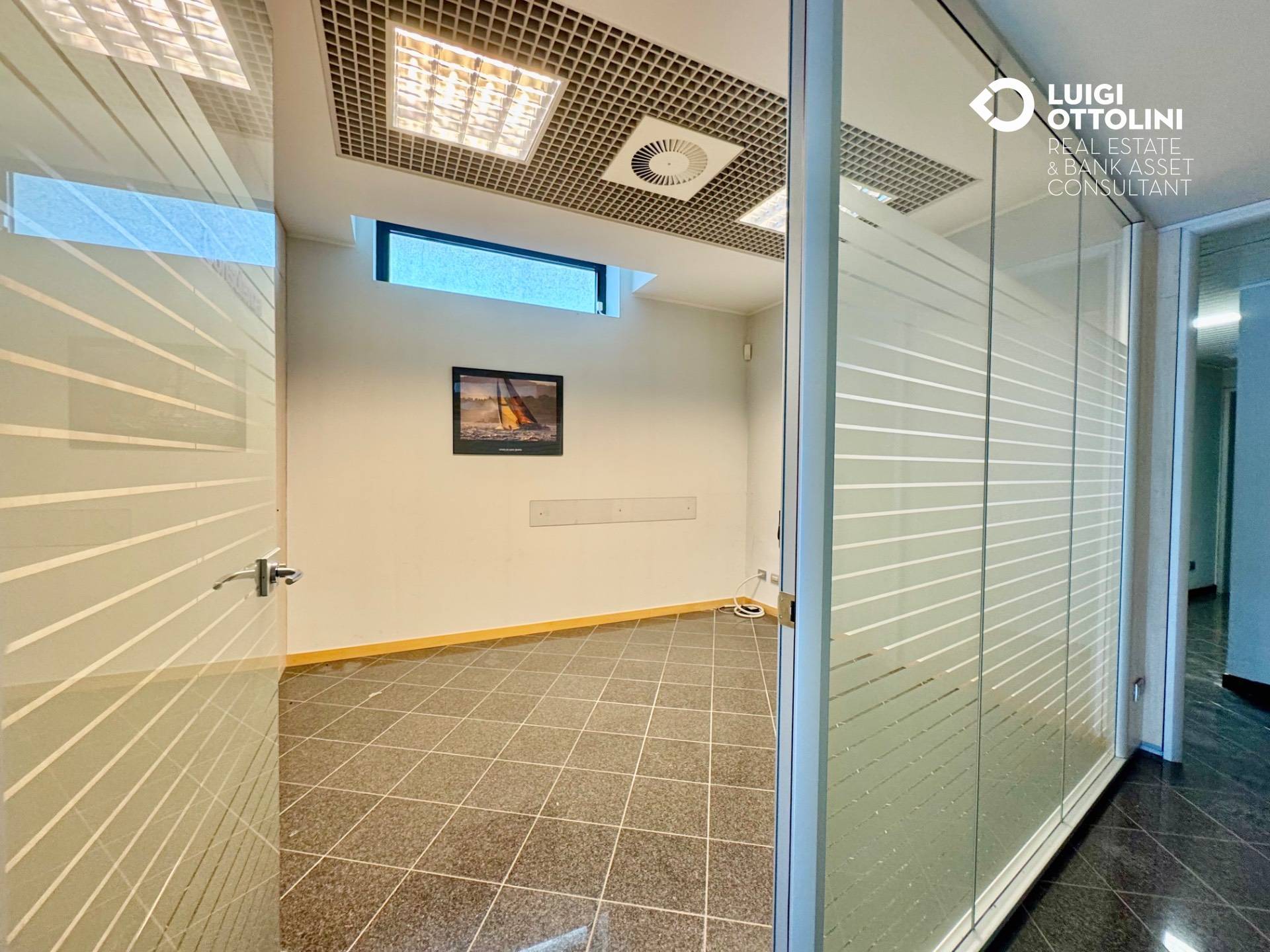 Locale commerciale in vendita a Gazzada Schianno