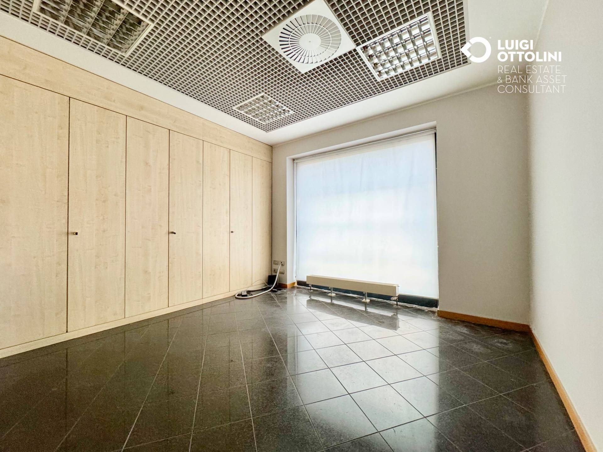 Locale commerciale in vendita a Gazzada Schianno