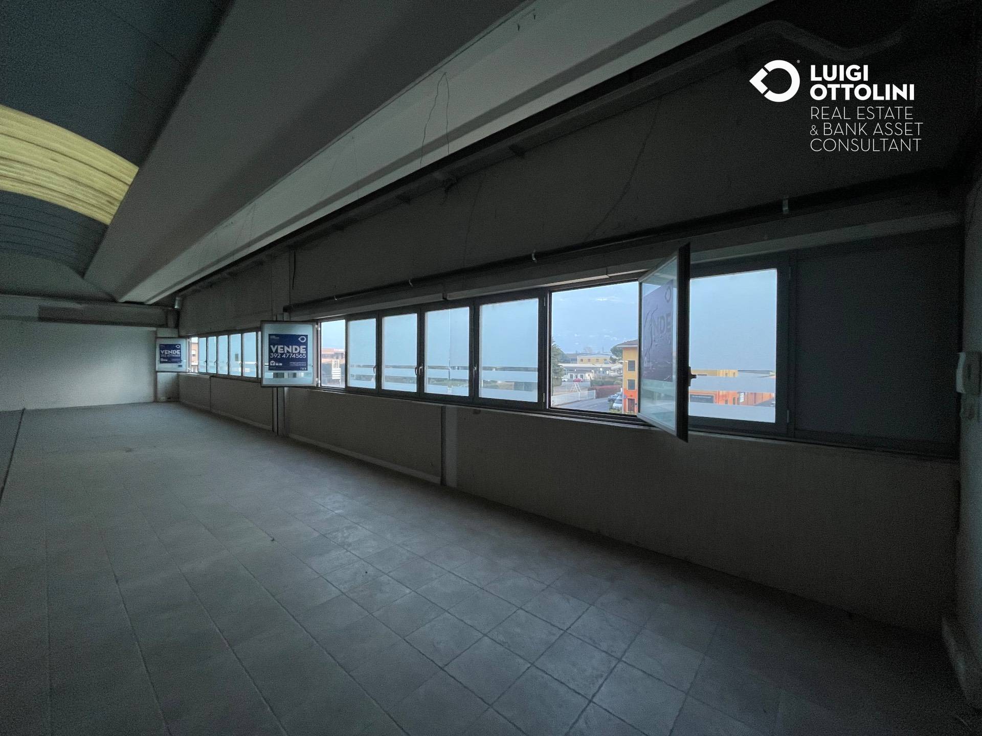 Capannone in vendita a Rogno