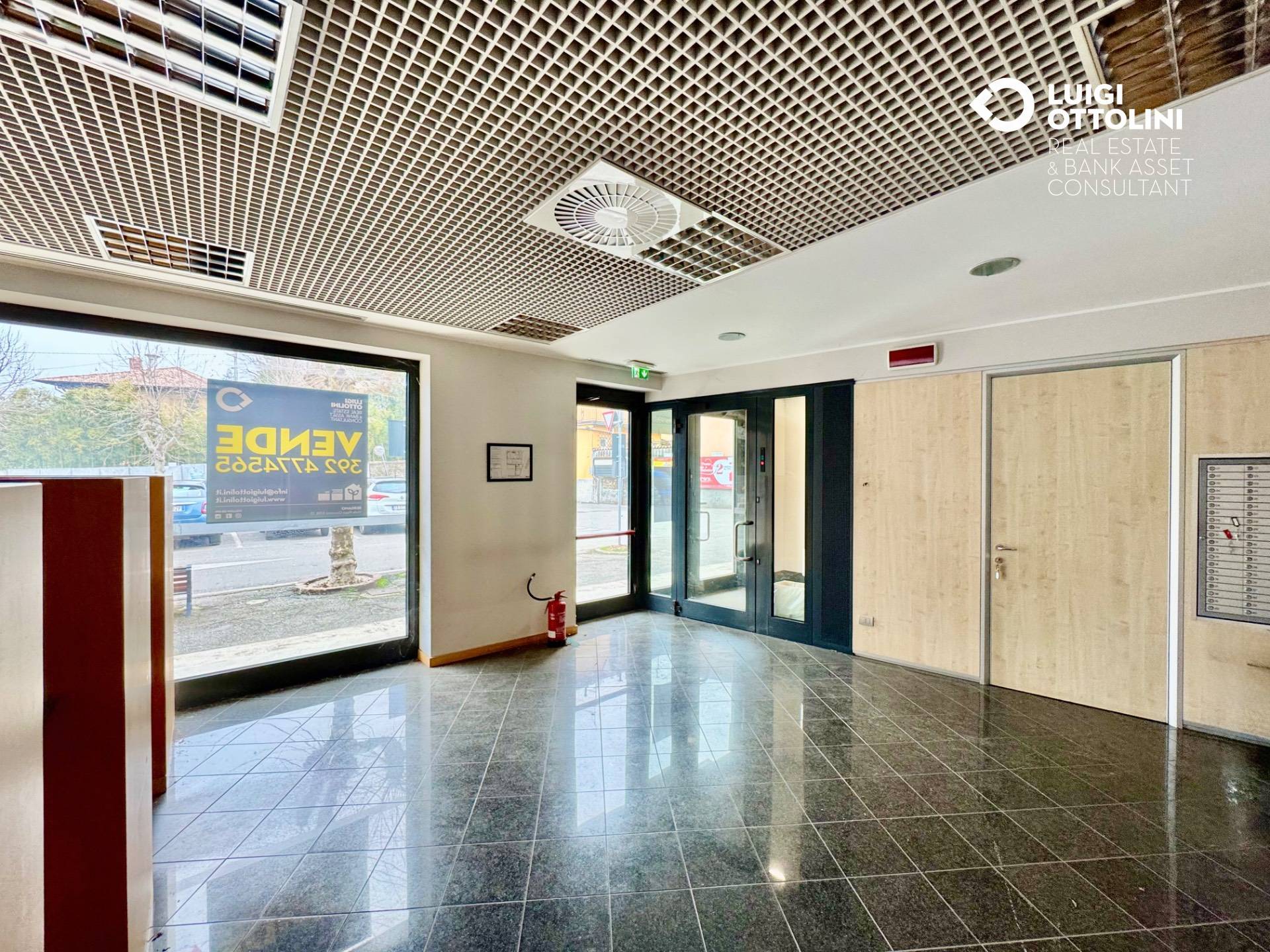 Locale commerciale in vendita a Gazzada Schianno