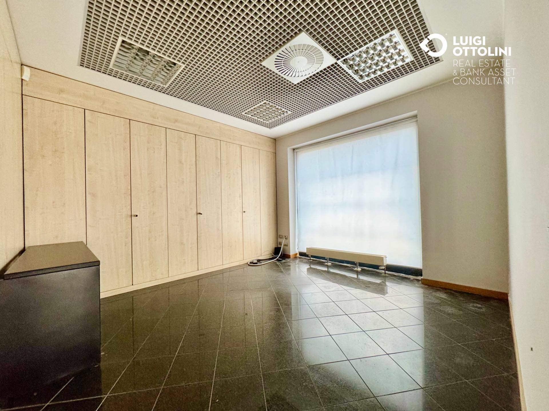 Locale commerciale in vendita a Gazzada Schianno