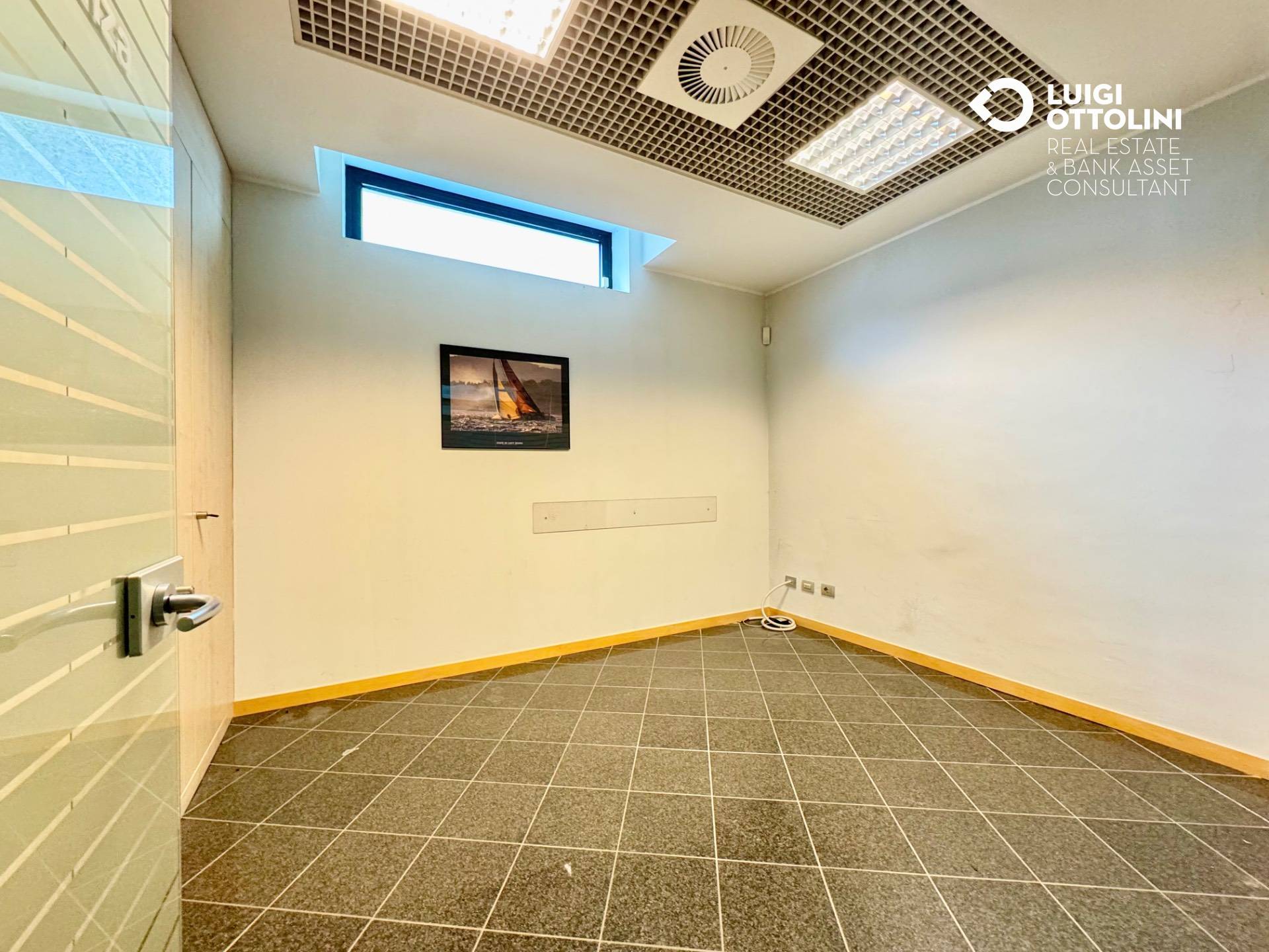 Locale commerciale in vendita a Gazzada Schianno