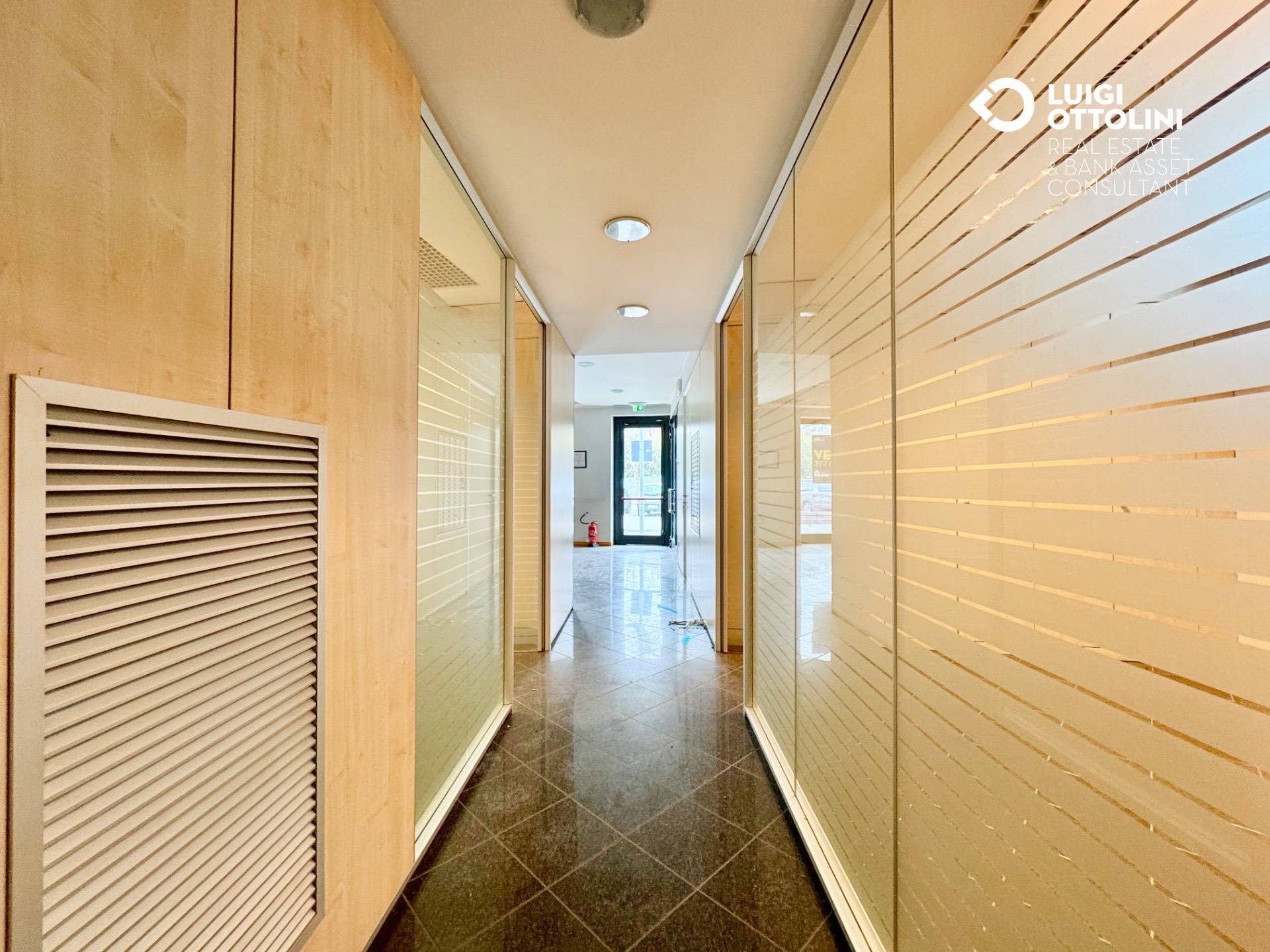 Locale commerciale in vendita a Gazzada Schianno