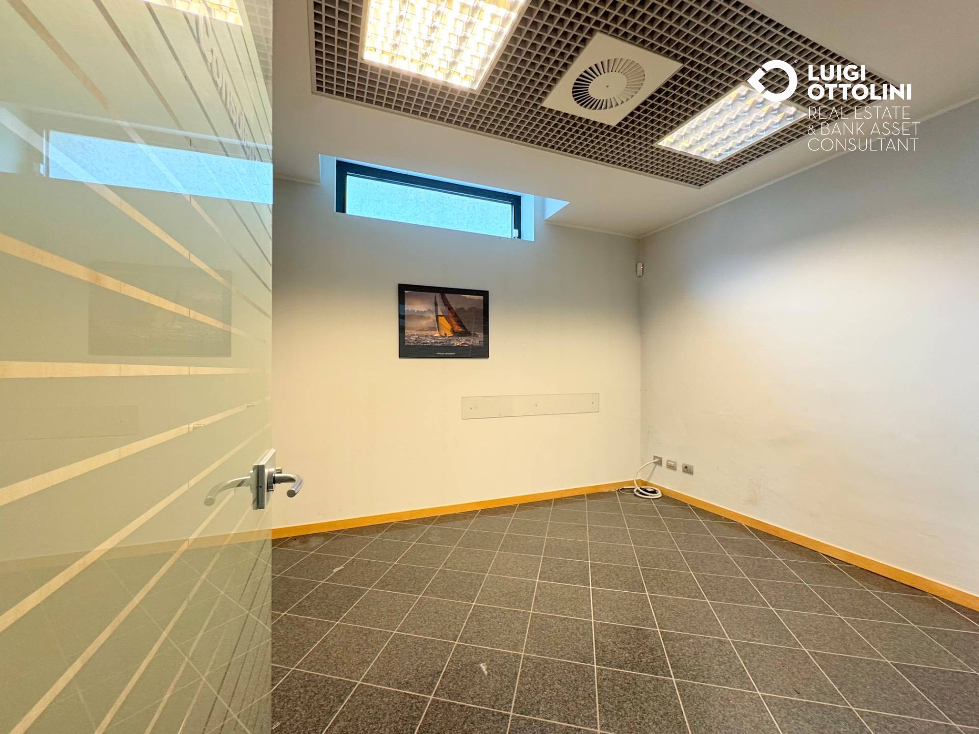 Locale commerciale in vendita a Gazzada Schianno