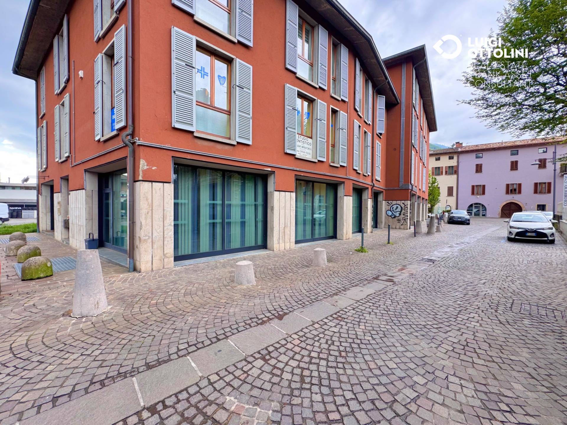 Locale commerciale in vendita a Albino